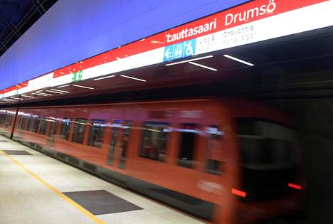 Metro Lauttasaaren asemalla.