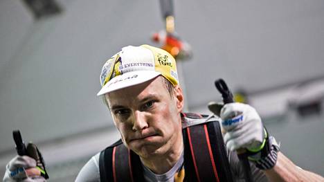 Matti Heikkinen (kuvassa) valittiin hiihdon B-maajoukkueeseen Veli-Pekka Kurunmäen kanssa keväällä 2004.