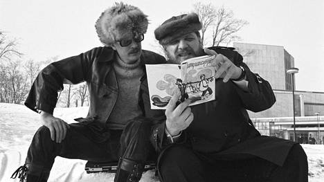 Elokuvantekijä Seppo Huunonen ja näyttelijä Leo Lastumäki valmistelivat Lampaansyöjät-elokuvaa Veikko Huovisen kirjan pohjalta vuonna 1972. Kuvassa taustalla Helsingin kaupunginteatteri.