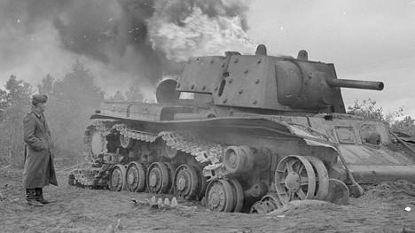 Suomalaiset tuhosivat edetessään raskaan neuvostoliittolaisen KV-1-panssarivaunun.
