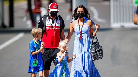 Robin (vas.), Kimi, Rianna ja Minttu Räikkönen kävelivät tyylikkäinä Spielbergissä lauantaina.