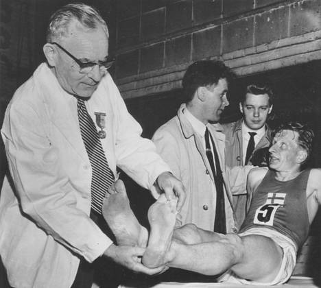 Eino Oksasen jalkoja tutkittiin vuoden 1959 Bostonin maratonvoiton jälkeen.