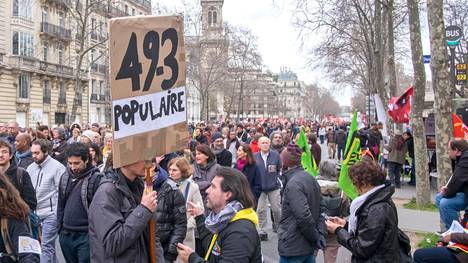 Kansa suuntasi jälleen Pariisin kaduille protestoimaan eläkeuudistusta.