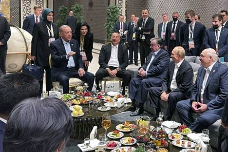Presidentit keskustelevat SCO:n kokouksessa Uzbekistanissa 15. syyskuuta: Vasemmalta Turkin Recep Tayyip Erdogan, Azerbaidzanin Ilham Alijev, Uzbekistanin Shavkat Mirzijojev, Venäjän Vladimir Putin, Valko-Venäjän Aljaksandr Lukashenka ja Iranin Ebrahim Raisi.