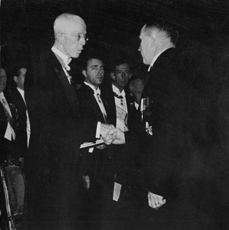Ruotsin kuningas Kustaa V ojensi kemian Nobelin palkinnon A. I. Virtaselle Tukholman Konserttitalolla 10. joulukuuta 1945.