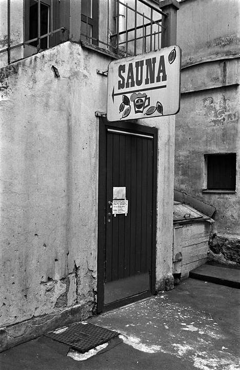 Yleisen saunan ovi ja kyltti vuodelta 1973.