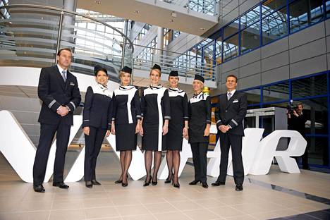 Pohjalaisen suunnittelemat Finnairin matkustamohenkilökunnan uudet virkapuvut esiteltiin joulukuussa 2011.