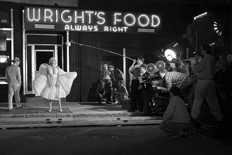 Ana de Armas pääsi luomaan elokuvaa varten monia Marilynin kuuluisia poseerauksia, kuten tämä Kesäleski-elokuvan kohtauksen.