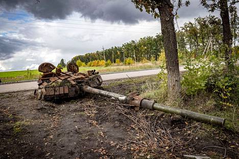 Panssarivaunun irti lentänyt torni ruostui kylässä Harkovan ulkopuolella.