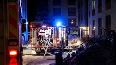 Pelastuslaitos sammutti aatonaattoiltana tulipaloa Helsingin Suurmetsässä. Yksi henkilö loukkaantui palossa.