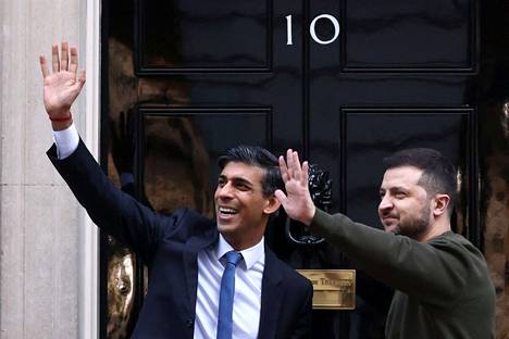 Pääministeri Sunak ja presidentti Zelenskyi tervehtivät median edustajia pääministerin virka-asunnon ovella Downing Street 10:ssä.