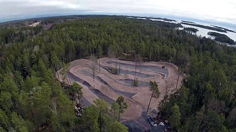 Yle: Tämä Kimi Räikkösen luvaton motocrossrata kuumensi naapurien tunteet –  katso ilmasta kuvattu video - Kotimaa - Ilta-Sanomat