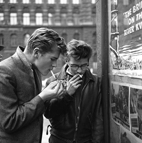 Nuoria sytyttelemässä savukkeitaan huhtikuussa 1962.