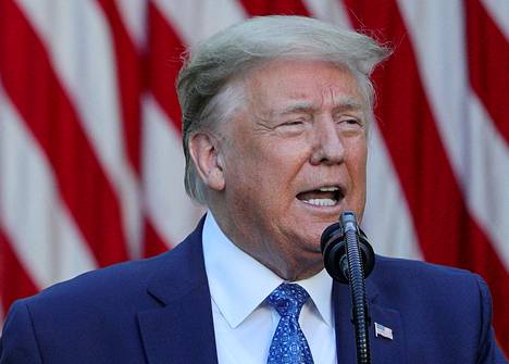 Presidentti Donald Trump piti puheen Valkoisen talon edustalla maanantaina.
