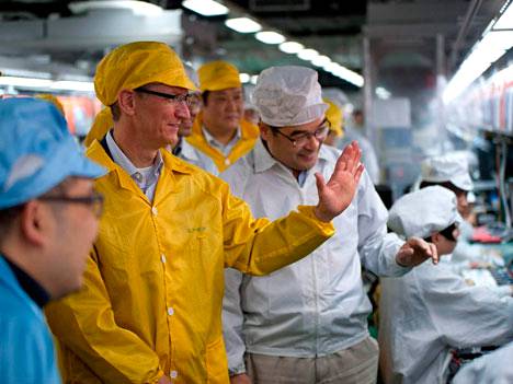 Applen toimitusjohtaja Tim Cook vieraili maaliskuussa Foxconnin tehtaalla Henanin maakunnassa Kiinassa.