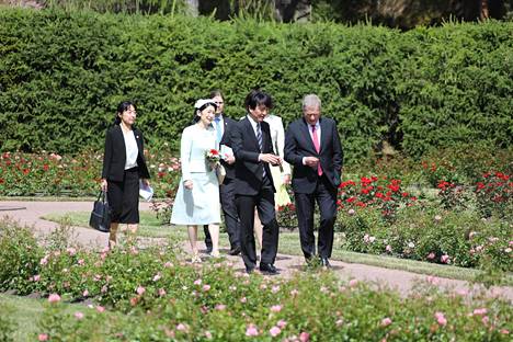 Kruununprinssiparin vierailu Kultarannassa päättyi puutarhakierrokseen.