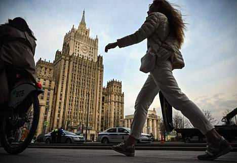 Nainen käveli Venäjän ulkoministeriön rakennuksen lähellä Moskovassa huhtikuussa 2021.