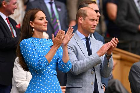 Prinssi William saapui seuraamaan tennisottelua vaimonsa herttuatar Catherinen kanssa.