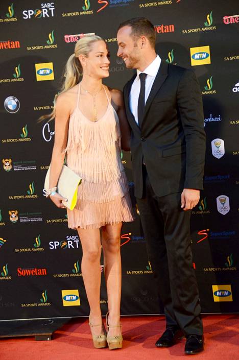 Reeva Steenkamp ja Oscar Pistorius edustamassa seurustelunsa alkutaipaleella.