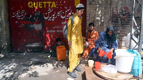 Viilentävää lassi-juomaa myytiin Pakistanin Quettassa 11. huhtikuuta.