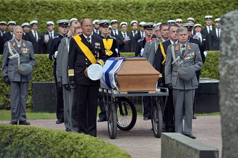 Presidentti Mauno Koivisto laskettiin haudan lepoon Porilaisten marssin soidessa Hietaniemen hautausmaalla.