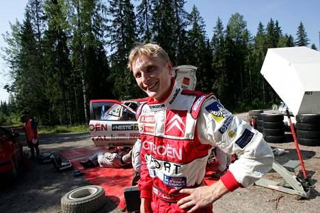 Juuso Pykälistö hymyili Suomen MM-rallin testeissä 2004.