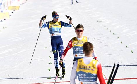 Mäki esitteli tuplahauiksiaan maaliviivalla. Etualalla parisprintin kultaa napanneet norjalaiset Johannes Hösflot Kläbo ja Erik Valnes.