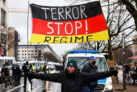 Berliinissä vastustettiin viime tammikuussa pakollisia koronarokotuksia mielenosoituksella.