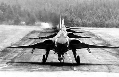 Ilmavoimat sai 1970-luvulla Ruotsista tutkalaittein ja tutkahakuisin ohjuksin varustettuja Saab Drakeneita. Nämä joka sään hävittäjät vahvistivat ilmavoimien torjuntakykyä.