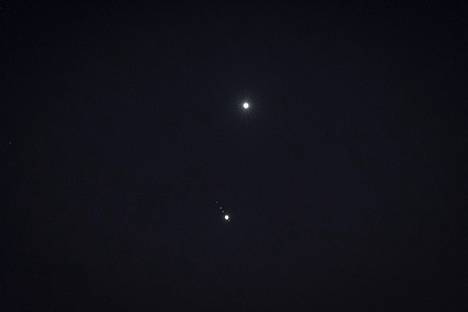 Venus ja Jupiter Helsingin taivaan yllä. Alempana olevan Jupiterin ympärillä näkyy myös planeetan kuita.