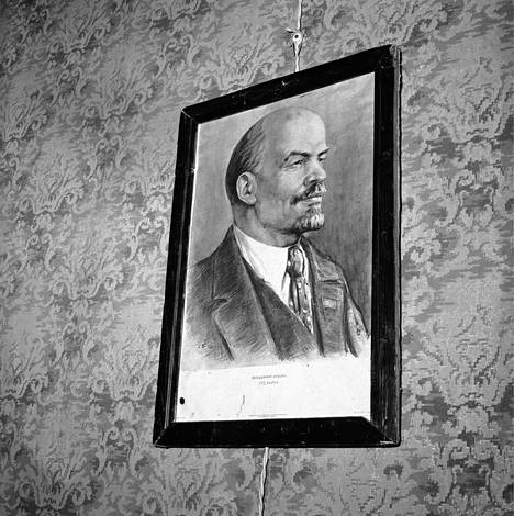 Vladimir Iljitsh Leninin valokuva kuvattuna talon seinällä Porkkalassa vuonna 1956. Neuvostoliitto palautti tuolloin Porkkalan vuokra-alueen takaisin Suomelle.