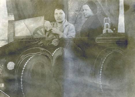 Mikä oli heidän kohtalonsa? Kansan arkisto on tallentanut kuvan kahdesta siirtolaisnaisesta valokuvaamon lavasteissa Petroskoissa vuonna 1932.