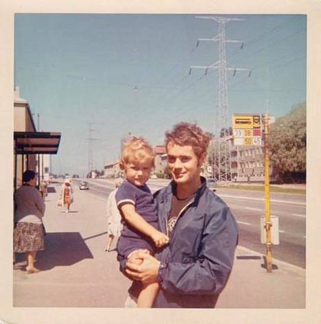 1960-luvun lopulla iskän sylissä Helsingin Etelä-Haagassa. Marcon isää kutsutaan Nalleksi.