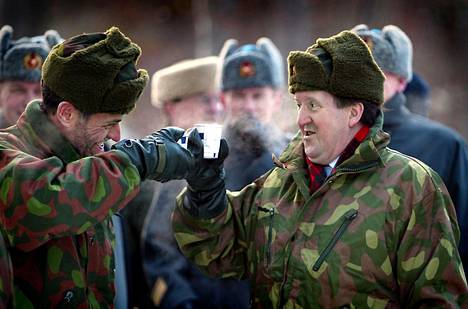 Naton pääsihteeri George Robertson (oik.) tutustui Helsingissä Santahaminan varuskuntasaareen vieraillessaan Suomessa tammikuussa 2003.