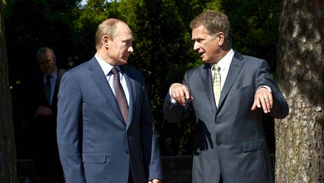 Presidentit Niinistö ja Putin Naantalin Kultarannassa kesällä 2013. 