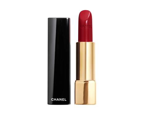 Aavistuksen hohtava puna tehtiin huhun mukaan alun perin imitoimaan itsensä Coco Chanelin suosikkisävyä. Chanel Rouge Allure Luminous Intense Lip Colour, sävy Pirate, 44 €.