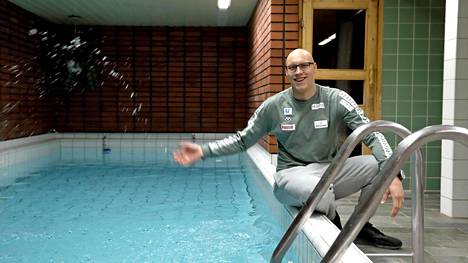 Huippu-uimari Matti Mattsson esittelee Porissa 7-metristä uima-allasta, jossa hän joutui harjoittelemaan koronaviruksen takia.