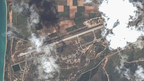 Maxarin satelliittikuvat 16. toukokuuta kertoivat venäläismiehittäjien lentotukikohdan tuhoista Belbekissä Krimin niemimaalla. 