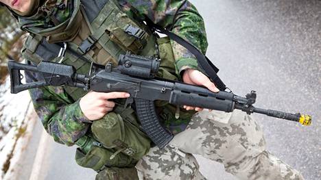 Suomalaisen sotilaan rynnäkkökivääriä on vuosikymmenten mittaan uudistettu. Kuva RK 95 TP -aseessa on  optinen tähtäin.