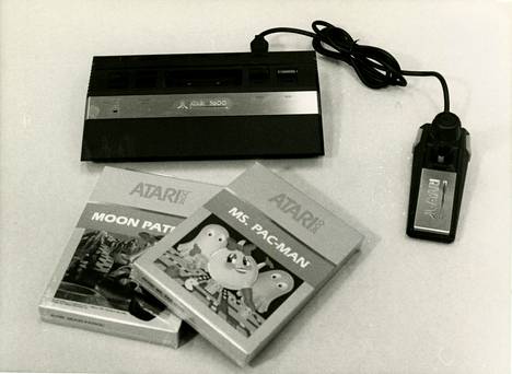 Atari 2600 oli eräs varhaisia pelikonsoleita. Konsolia löytyi kauppojen hyllyiltä vuodesta 1977 alkaen 90-luvun taitteeseen asti.