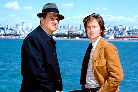 Läpimurtonsa Michael Douglas teki 1972 alkaneessa suositussa poliisidraamasarjassa San Franciscon syke. Työparina nähtiin näyttelijälegenda Karl Malden.