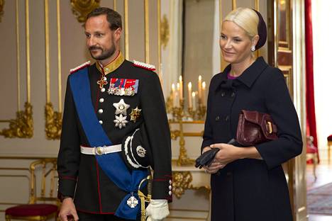 Kruununprinssi Haakon tukee puolisoaan kaikin keinoin.