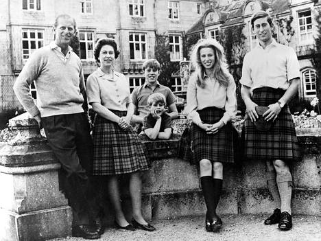 Kuninkaallinen perhe kuvattuna Balmoralin linnan pihalla vuonna 1972: prinssi Philip (vas.), kuningatar Elisabet, prinssi Andrew ja prinssi Edward, prinsessa Anne ja prinssi Charles.