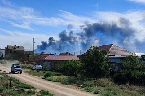 Räjähdykset tapahtuivat Sakyn lentotukikohdassa miehitetyllä Krimin niemimaalla.
