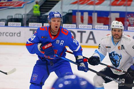 Leo Komarov palasi KHL:ään ja solmi rahakkaan sopimuksen Pietarin SKA:n kanssa.