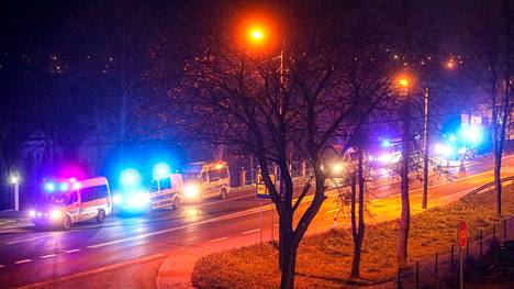 Kymmenet poliisiautot olivat toimintavalmiudessa rajakaupunki Sokolkassa keskiviikkoiltana.