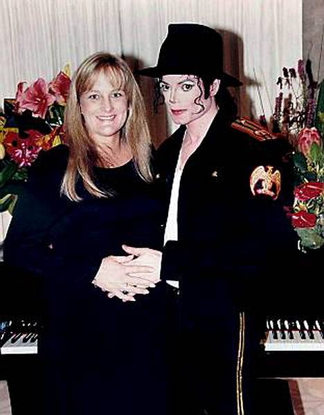 Yllättävä Väite Debbie Rowe Ja Michael Jackson Eivät Ole Biologiset