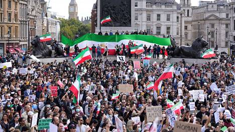 Ihmiset osoittivat mieltä Iranin naisten puolesta Lontoossa lauantaina.