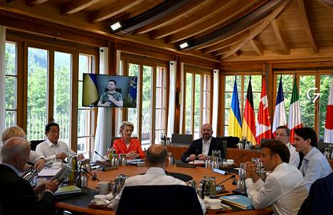 Joe Biden ja muut G7-johtajat kuuntelevat Ukrainan Volodymyr Zelenskyita. Bidenin keskustelukumppanit ovat eri sarjasta kuin Putinin.