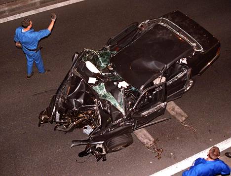 Kuvat onnettomuuspaikalta kertovat karua kieltä siitä, kuinka raju törmäys oli. Diana sai onnettomuudessa laajoja sisäisiä vammoja. Hän menehtyi myöhemmin sairaalassa.